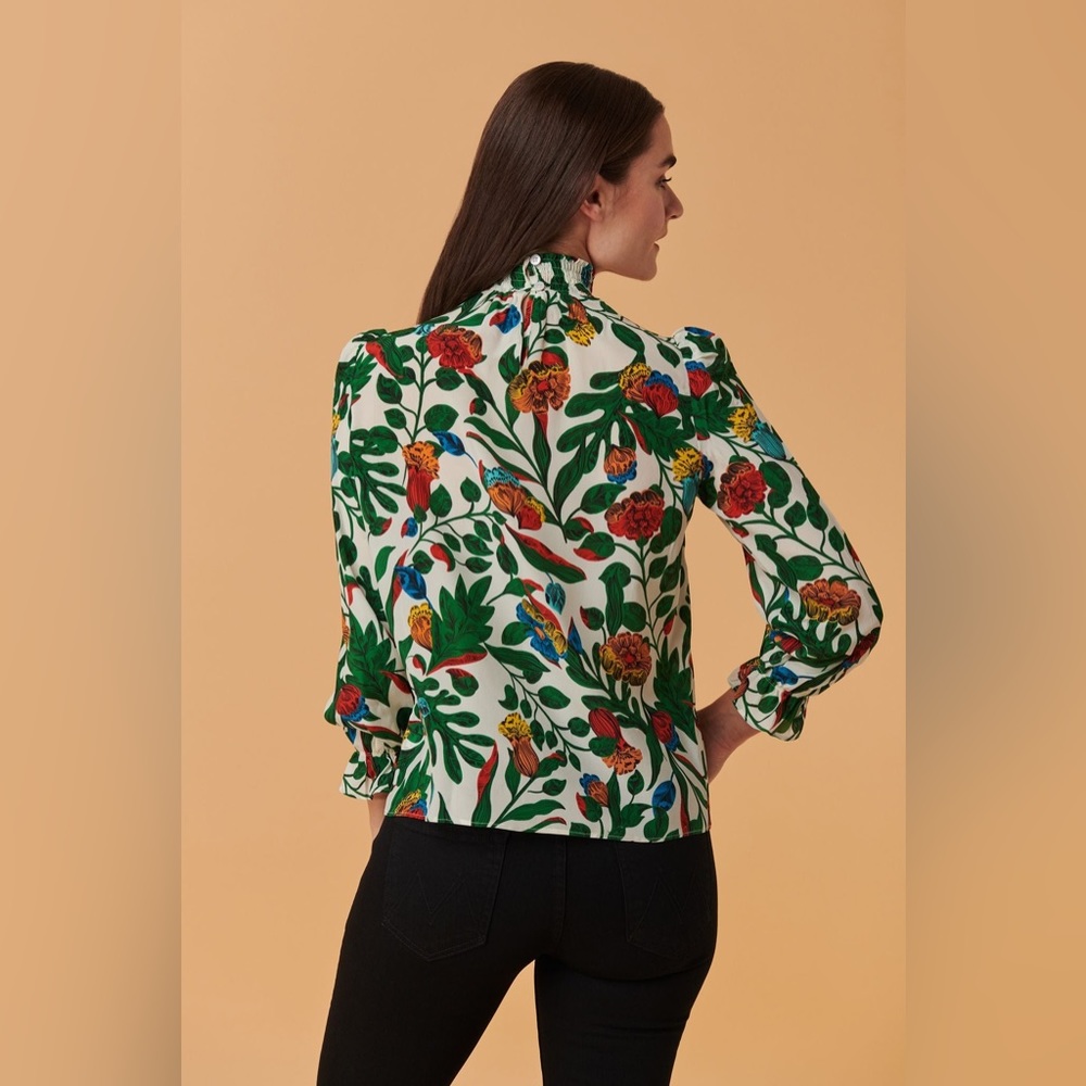 Tucker NYC Stella Top
Profusion of Clovers - Picture 3 of 4